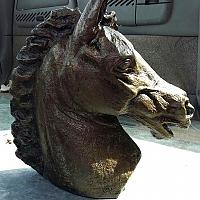 Patine bronze vieilli sur sculpture en résine
